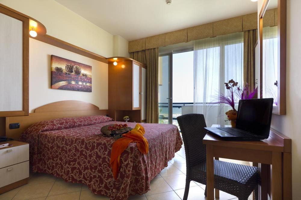 Hotel Palm Beach B&B Sea View Rimini Esterno foto