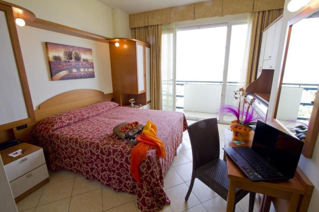 Hotel Palm Beach B&B Sea View Rimini Esterno foto