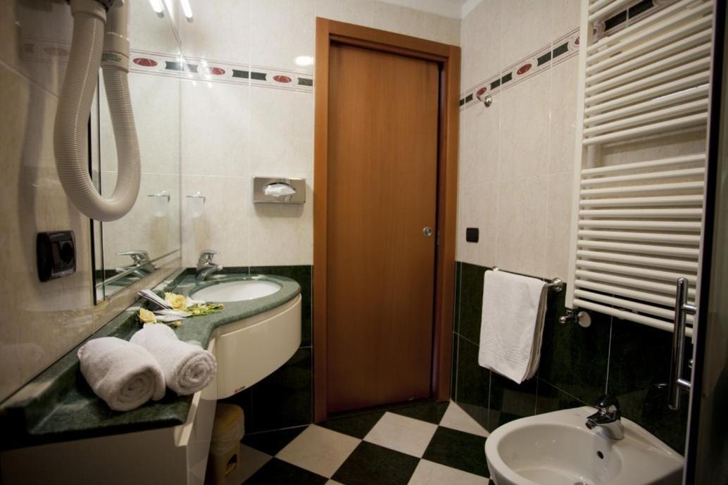 Hotel Palm Beach B&B Sea View Rimini Esterno foto