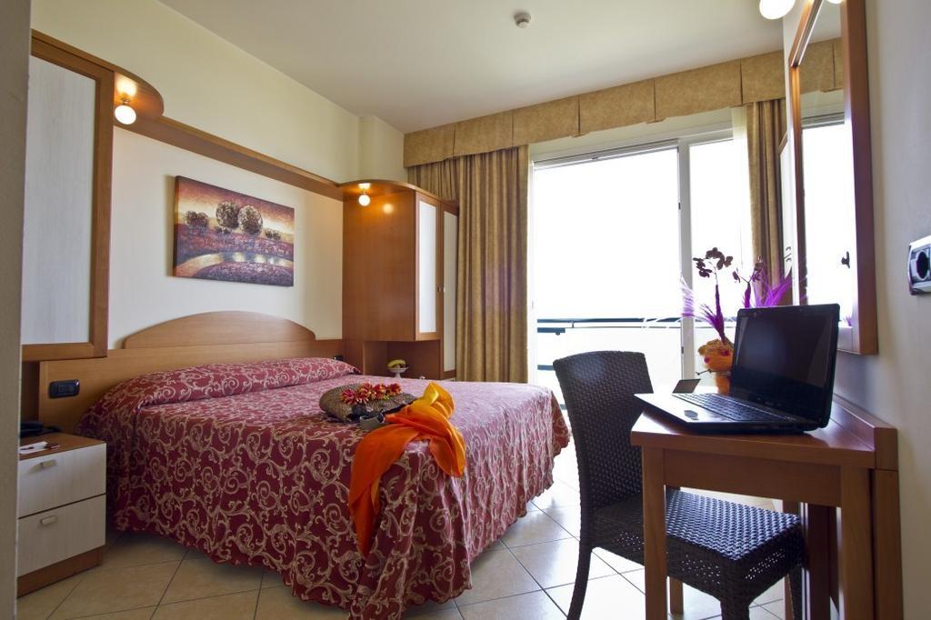 Hotel Palm Beach B&B Sea View Rimini Esterno foto