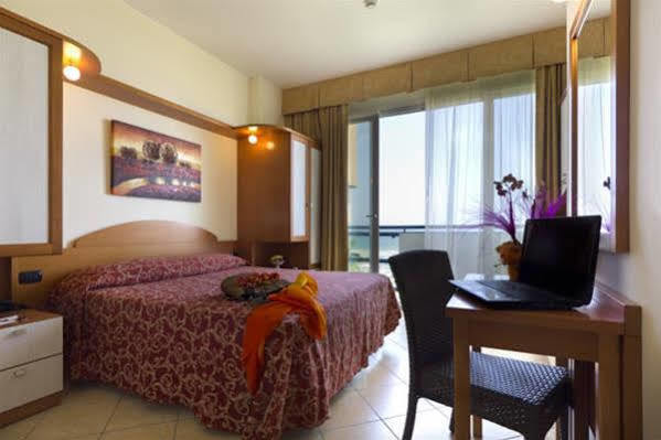 Hotel Palm Beach B&B Sea View Rimini Esterno foto